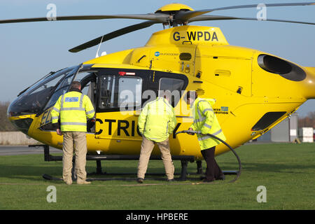 Eurocopter EC 135 elicottero usato per l'energia elettrica di alimentazione del controllo da Western Power Distribution WPD NEL REGNO UNITO in fase di rifornimento di carburante Foto Stock