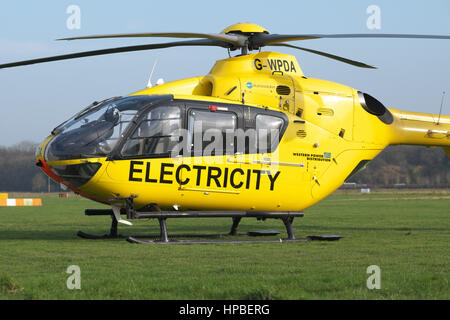 Eurocopter EC 135 elicottero usato per l'energia elettrica di alimentazione del controllo da Western Power Distribution WPD NEL REGNO UNITO Foto Stock