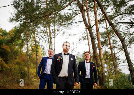 Lo sposo con la migliore mans sul filtro bow tie in autunno in legno di pino. Foto Stock