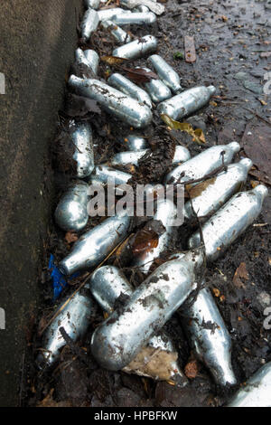 Protossido di azoto in gas / gas esilarante fiala / ampolle / canister/contenitori di rifiuti sinistra / spazzatura in una grondaia dopo inalazione di fumi per imbarcazione da utilizzare REGNO UNITO Foto Stock