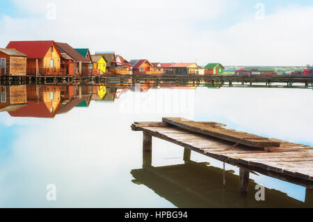Vecchio colorato capanne di pesca sul lago Foto Stock