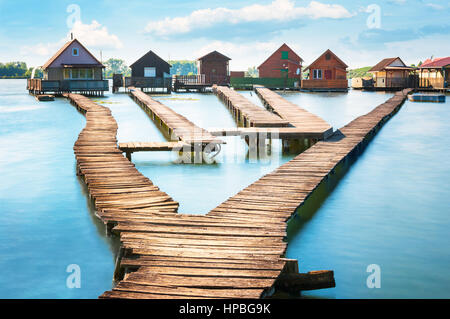 Vecchio colorato capanne di pesca sul lago Foto Stock