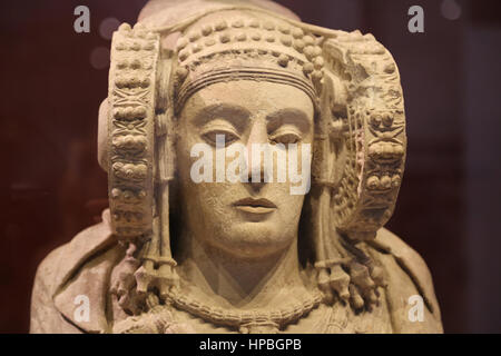 Dama di Elche. Urna funeraria. Del IV secolo A.C. Da l'Alcudia. Scultura iberica. Donna che indossa un complesso copricapo e grandi ruote-come bobine. Nazionali Foto Stock