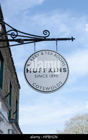 Segno per Huffkins panetteria e sale da tè in Stow-su-il-Wold in Cotswolds Foto Stock