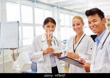 Interracial team di medici di medicina che studiano nel seminario di apprendistato Foto Stock