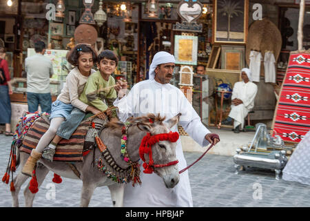 Il Qatar Doha Souk , i bambini su donkey Foto Stock