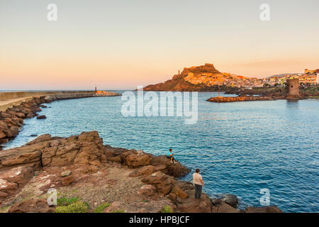 Vista di Castelsardo al tramonto, golfo dell'Asinara, Sassari, Sardegna, Italia Foto Stock