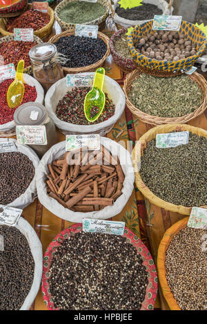 Street Market, spezie, Lourmarin, Provence , dipartimento Vaucluse Provence, Francia Foto Stock