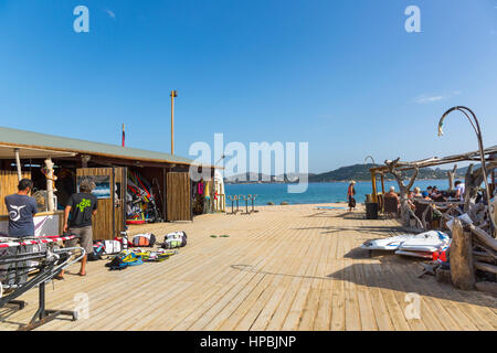 Sporting Club Sardegna witht Rupi's beach bar a Porto Pollo Bay, vicino l'Isuledda, Palau Sardegna, Italia Foto Stock