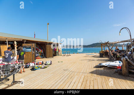 Sporting Club Sardegna witht Rupi's beach bar a Porto Pollo Bay, vicino l'Isuledda, Palau Sardegna, Italia Foto Stock