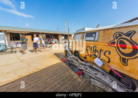 Sporting Club Sardegna con Rupi's beach bar a Porto Pollo Bay, vicino l'Isuledda, Palau Sardegna, Italia Foto Stock