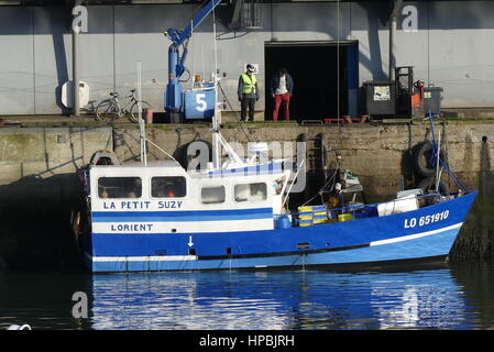 Lorient, Francia - 16 dicembre 2016: Blu barca da pesca accanto al molo presso il porto di pescatori di Lorient, Bretagna Francia. Foto Stock