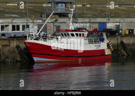 Lorient, Francia - 16 dicembre 2016: rosso barca da pesca accanto al molo presso il porto di pescatori di Lorient, Bretagna Francia. Foto Stock