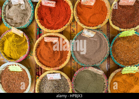 Street Market, spezie, Lourmarin, Provence , dipartimento Vaucluse Provence, Francia Foto Stock