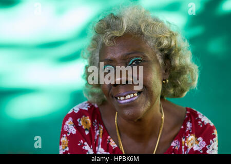 Vecchio ispanico persone reali da Cuba con i sentimenti e le emozioni, ritratto di bizzarro senior african american lady sorridente, ridendo e guardando camer Foto Stock