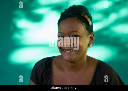 Vero popolo cubano e di emozioni, ritratto di nero latina ridendo e guardando la fotocamera. Felice ispanico giovane donna da l'Avana, Cuba sorridente Foto Stock