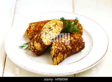 Russo frittelle farcite con carne, uova e riso Foto Stock