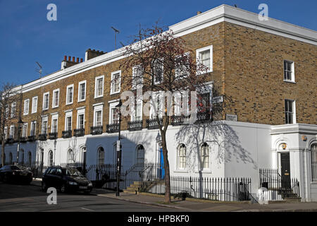 Vista della fila di case a schiera tradizionali che ospitano nel 2017 Su Rocliffe Street a Islington London N1 Inghilterra Regno Unito KATHY DEWITT Foto Stock