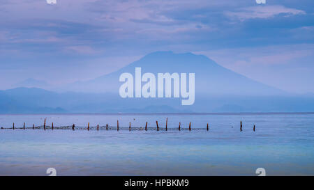 Bellissima vista serale a San Agung Vulcano di Bali da Nusa Penida Isola, Net di fronte alcune nuvole in background Foto Stock
