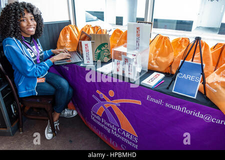 Miami Beach Florida,Lincoln Road,Starbucks Coffee,cafe,South Florida SI OCCUPA del movimento di Mentoring,organizzazione della comunità,no-profit,servizio sociale,Bla Foto Stock