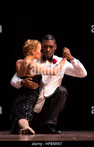 Interracial giovane ballare il tango in tutto il mondo ai campionati di Tango, danza della concorrenza nella International Tango Festival 2016. Medellin, Colombia. Foto Stock