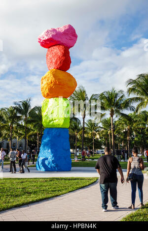 Miami Beach Florida,Collins Park,Art Basel,fiera d'arte,settore pubblico,scultura all'aperto,Miami Mountain,Ugo Rondinone,uomo uomo uomo maschio,donna donna donna femmina,walki Foto Stock