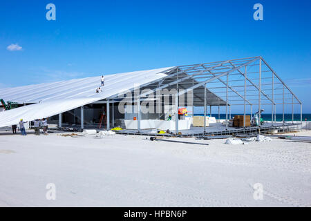 Miami Beach Florida,Lummus Park,Art Basel Week,sabbia,tenda evento,assemblare,smontare,edificio temporaneo,telaio,struttura in metallo,uomo maschio,lavoratore,FL161 Foto Stock