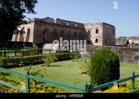 Vista del parco e Hindola Mahal o Palazzo oscillante con pareti laterali oblique a Mandu nel Madhya Pradesh, India, Asia Foto Stock