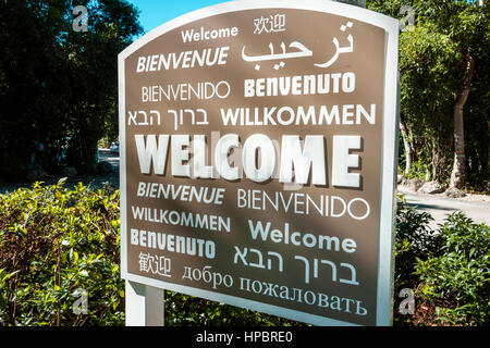 Florida Upper Key Largo Florida Keys, Hilton Key Largo Resort, hotel, ingresso, cartello, benvenuto, più lingue, spagnolo, inglese, tedesco, russo, cinese, Ita Foto Stock