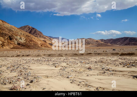 Nuvole appesa sopra la gamma della montagna, il Parco Nazionale della Valle della Morte, CALIFORNIA, STATI UNITI D'AMERICA Foto Stock