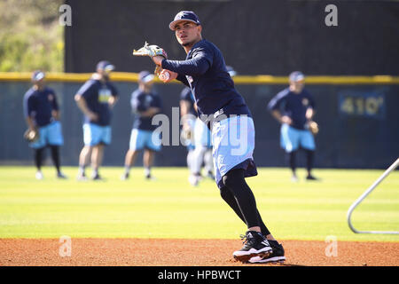 Port Charlotte, Florida, Stati Uniti d'America. Xvii Feb, 2017. Sarà VRAGOVIC | Orari.Tampa Bay Rays shorstop Willy Adames (27) Campi palle di massa durante un allenamento primaverile di allenamento a Charlotte Sports Park in Port Charlotte, Fla. Venerdì 17 Febbraio, 2017. Credito: Sarà Vragovic/Tampa Bay volte/ZUMA filo/Alamy Live News Foto Stock