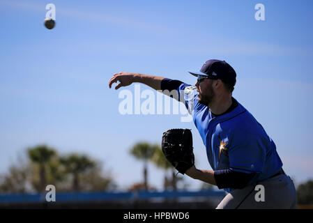 Port Charlotte, Florida, Stati Uniti d'America. Xvii Feb, 2017. Sarà VRAGOVIC | Orari.Tampa Bay Rays RHP Tommy Hunter gioca catture nel corso di un allenamento primaverile di allenamento a Charlotte Sports Park in Port Charlotte, Fla. Venerdì 17 Febbraio, 2017. Credito: Sarà Vragovic/Tampa Bay volte/ZUMA filo/Alamy Live News Foto Stock