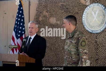 Baghdad in Iraq. Xx Febbraio 2017. Stati Uniti Il Segretario della Difesa Jim Mattis tiene una conferenza stampa con gli Stati Uniti Esercito Lt. Gen. Stephen Townsend, comandante della Combined Joint Task Force inerente operazione di risolvere, a Baghdad International Airport Febbraio 20, 2017 a Baghdad, Iraq. Mattis è arrivata in Iraq su una visita inaspettata per rassicurare gli alleati iracheni. Egli ha detto ai giornalisti che, nonostante il Presidente Trump's dichiarazioni precedenti al contrario, gli Stati Uniti non intende cogliere il petrolio iracheno. Credito: Planetpix/Alamy Live News Foto Stock