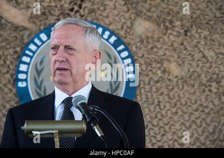 Baghdad in Iraq. Xx Febbraio 2017. Stati Uniti Il Segretario della Difesa Jim Mattis tiene una conferenza stampa con gli Stati Uniti Esercito Lt. Gen. Stephen Townsend, comandante della Combined Joint Task Force inerente operazione di risolvere, a Baghdad International Airport Febbraio 20, 2017 a Baghdad, Iraq. Mattis è arrivata in Iraq su una visita inaspettata per rassicurare gli alleati iracheni. Egli ha detto ai giornalisti che, nonostante il Presidente Trump's dichiarazioni precedenti al contrario, gli Stati Uniti non intende cogliere il petrolio iracheno. Credito: Planetpix/Alamy Live News Foto Stock