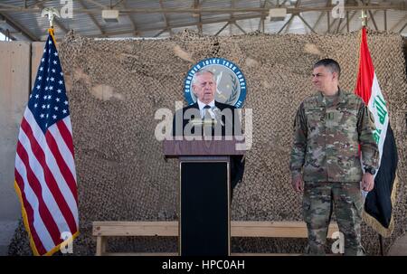 Baghdad in Iraq. Xx Febbraio 2017. Stati Uniti Il Segretario della Difesa Jim Mattis tiene una conferenza stampa con gli Stati Uniti Esercito Lt. Gen. Stephen Townsend, comandante della Combined Joint Task Force inerente operazione di risolvere, a Baghdad International Airport Febbraio 20, 2017 a Baghdad, Iraq. Mattis è arrivata in Iraq su una visita inaspettata per rassicurare gli alleati iracheni. Egli ha detto ai giornalisti che, nonostante il Presidente Trump's dichiarazioni precedenti al contrario, gli Stati Uniti non intende cogliere il petrolio iracheno. Credito: Planetpix/Alamy Live News Foto Stock