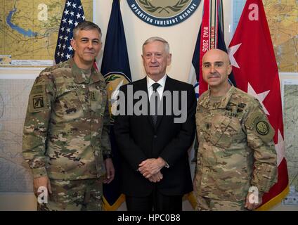 Irbil, Iraq. Xx Febbraio 2017. Stati Uniti Il Segretario della Difesa Jim Mattis stand con U.S. Esercito Lt. Gen. Stephen Townsend, a sinistra e il comando Sgt. Il Mag. Benjamin Jones, presso la Combined Joint Task Force inerente operazione risolvere sede Febbraio 20, 2017 in Irbil, Iraq. Mattis è arrivata in Iraq su una visita inaspettata per rassicurare gli alleati iracheni. Egli ha detto ai giornalisti che, nonostante il Presidente Trump's dichiarazioni precedenti al contrario, gli Stati Uniti non intende cogliere il petrolio iracheno. Credito: Planetpix/Alamy Live News Foto Stock