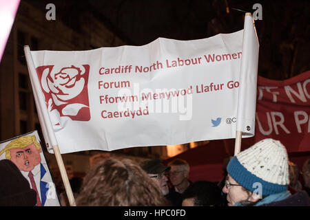 Cardiff, Regno Unito. Xx Febbraio, 2017. 1000 manifestanti radunati sotto il Aneurin Bevan Statua in Cardiff City Centre per protestare contro il divieto di musulmani l'Ordine esecutivo del Presidente statunitense Donald Trump nonché i suoi commenti sulle donne. Foto Stock