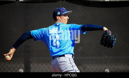 Port Charlotte, Florida, Stati Uniti d'America. Xvii Feb, 2017. Sarà VRAGOVIC | Orari.Tampa Bay Rays a partire lanciatore Blake Snell (4) gettare in una sessione di bullpen durante un allenamento primaverile di allenamento a Charlotte Sports Park in Port Charlotte, Fla. Venerdì 17 Febbraio, 2017. Credito: Sarà Vragovic/Tampa Bay volte/ZUMA filo/Alamy Live News Foto Stock