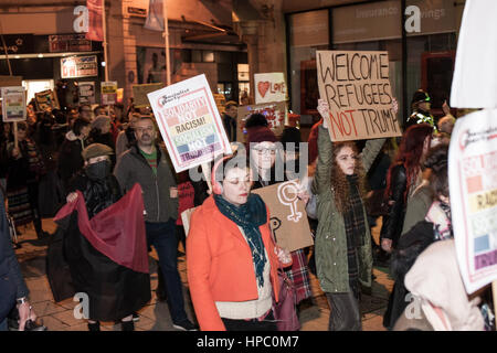 Cardiff, Regno Unito. Xx Febbraio, 2017. 1000 manifestanti radunati sotto il Aneurin Bevan Statua in Cardiff City Centre per protestare contro il divieto di musulmani l'Ordine esecutivo del Presidente statunitense Donald Trump nonché i suoi commenti sulle donne. Foto Stock