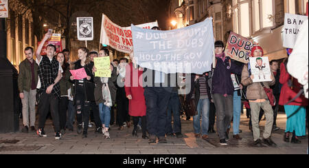 Cardiff, Regno Unito. Xx Febbraio, 2017. 1000 manifestanti radunati sotto il Aneurin Bevan Statua in Cardiff City Centre per protestare contro il divieto di musulmani l'Ordine esecutivo del Presidente statunitense Donald Trump nonché i suoi commenti sulle donne. Foto Stock