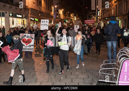 Cardiff, Regno Unito. Xx Febbraio, 2017. 1000 manifestanti radunati sotto il Aneurin Bevan Statua in Cardiff City Centre per protestare contro il divieto di musulmani l'Ordine esecutivo del Presidente statunitense Donald Trump nonché i suoi commenti sulle donne. Foto Stock