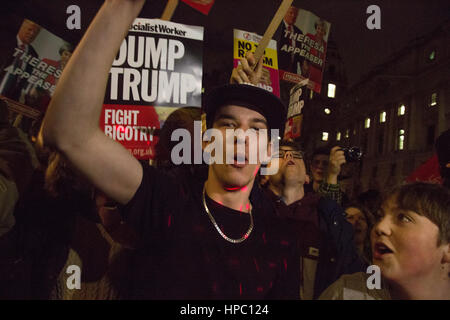 Londra, Regno Unito. Xx Febbraio 2017. Manifestanti holding placards prendere parte in un rally in piazza del Parlamento contro il presidente statunitense Donald Trump la visita di Stato nel Regno Unito Credito: Thabo Jaiyesimi/Alamy Live News Foto Stock