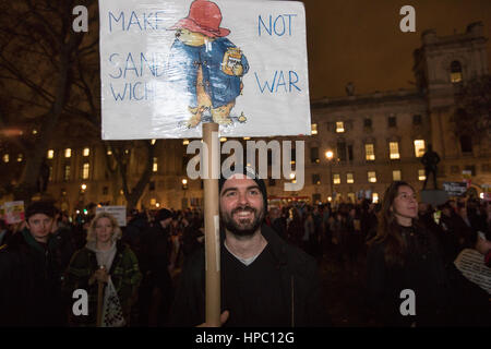 Londra, Regno Unito. Xx Febbraio 2017. I dimostranti si riuniscono per una manifestazione contro la proposta di visita di stato di Donald Trump. La piazza del Parlamento, Londra, Regno Unito. . Credito: carol moiré/Alamy Live News Foto Stock