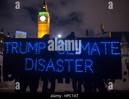 Londra REGNO UNITO. Xx Febbraio 2017. I dimostranti si riuniscono in piazza del Parlamento a coincidere con una discussione sulla prospettiva di un Donald Trump visita di Stato nel Regno Unito entro la fine di quest'anno. Credito: Michael Tubi/Alamy Live News Foto Stock