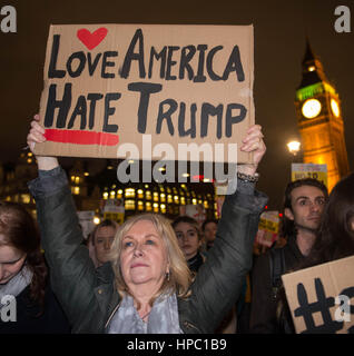 Londra REGNO UNITO. Xx Febbraio 2017. I dimostranti si riuniscono in piazza del Parlamento a coincidere con una discussione sulla prospettiva di un Donald Trump visita di Stato nel Regno Unito entro la fine di quest'anno. Credito: Michael Tubi/Alamy Live News Foto Stock