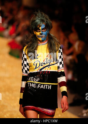 Londra, Regno Unito. Xx Febbraio 2017. Un modello di passeggiate la pista al ASHISH visualizza durante la London Fashion Week di Londra, Gran Bretagna nel febbraio 20, 2017. Credito: Han Yan/Xinhua/Alamy Live News Foto Stock