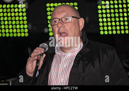 Londra, Regno Unito. Xx Febbraio, 2017. Dave Ward, Segretario Generale dei Lavoratori di comunicazione europea (CWU), gli indirizzi di migliaia di dimostranti che frequentano un arresto Trump rally in piazza del Parlamento come la House of Lords discussioni la Brexit bill e discutono una petizione per annullare il Presidente Trump's visita di Stato nel Regno Unito. Credito: Mark Kerrison/Alamy Live News Foto Stock