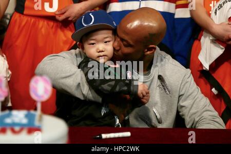 Pechino, Cina. Xx Febbraio 2017. Stephon Marbury festeggia il suo quarantesimo compleanno con i suoi fan a Pechino, Febbraio 20th, 2017.Stephon Xavier Marbury è un americano di giocatore di pallacanestro professionale che attualmente gioca per le anatre di Pechino di cinese di pallacanestro Credito: SIPA Asia/ZUMA filo/Alamy Live News Foto Stock