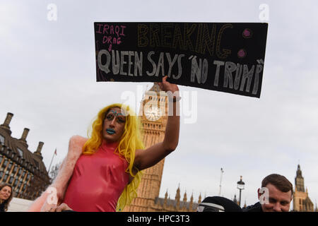 Londra, Regno Unito. Xx Febbraio 2017. Drag queen unisce Anti-Trump protesta a Londra dicendo: 'No Trump'. Un manifestante è in possesso di una targhetta nella parte anteriore del Big Ben lettura: Rottura: Irachena Drag Queen dice "No Trump'. Credito: ZEN - Zaneta Razaite/Alamy Live News Foto Stock