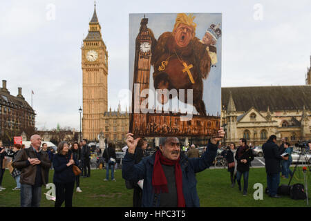 Londra, Regno Unito. Xx Febbraio 2017. Le persone sono scese nelle strade in marcia verso la piazza del Parlamento per protestare contro Brexit Trump e la visita di Stato in Gran Bretagna. Artista politico Kaya Mar è tenendo la sua pittura illustrante Donald Trump portando la regina al di sopra del Palazzo di Westminster. Credito: ZEN - Zaneta Razaite/Alamy Live News Foto Stock